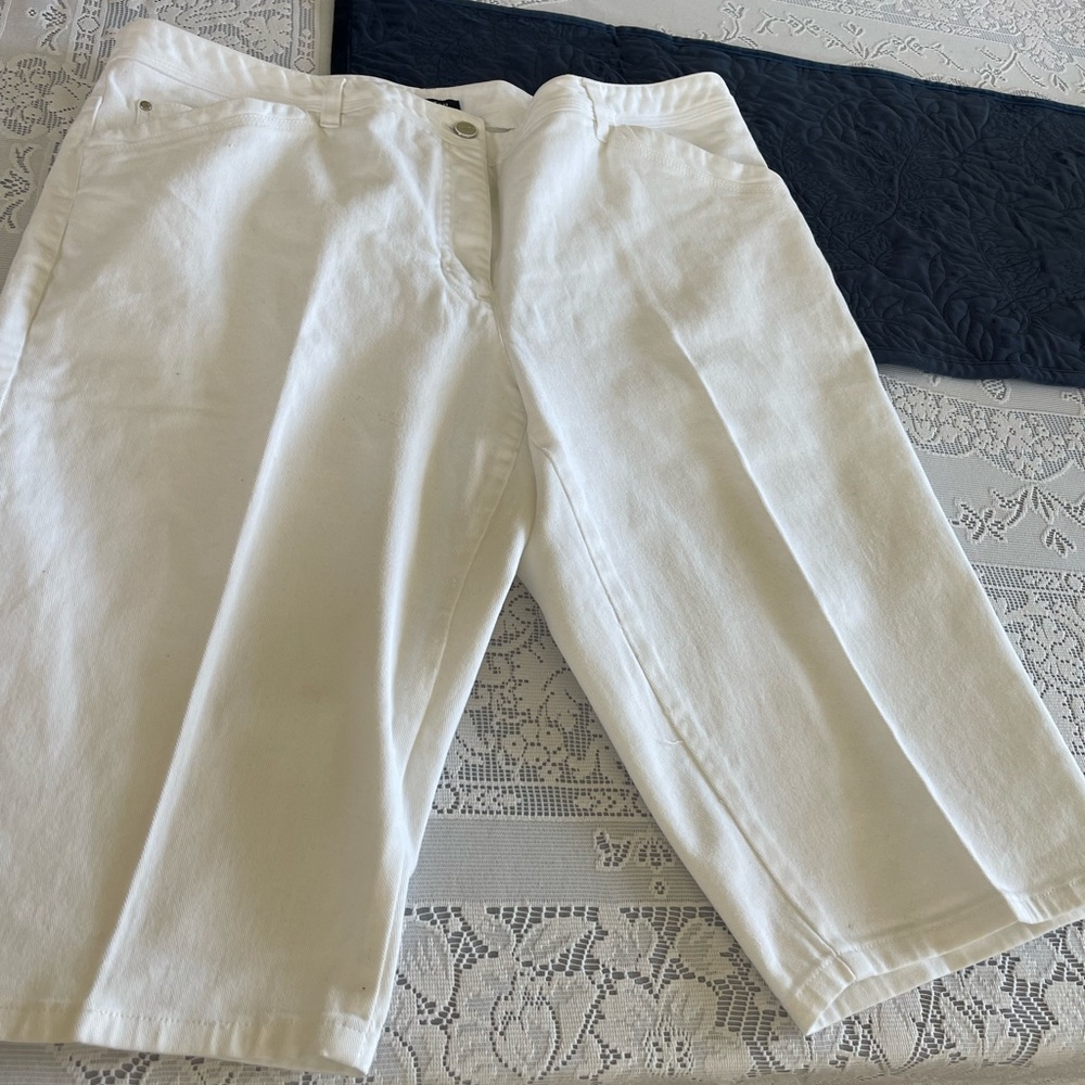 Jones New York Women's White Jean Shorts 25 inches long, inseam 15 inches